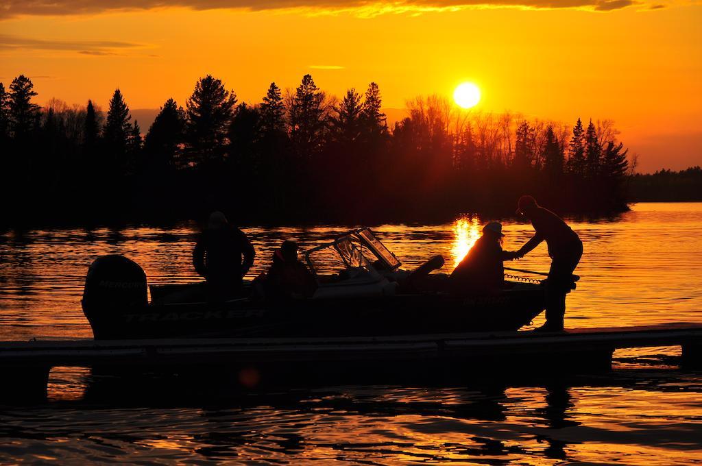 Okimot Lodge On Tomiko Lake Crystal Falls Экстерьер фото