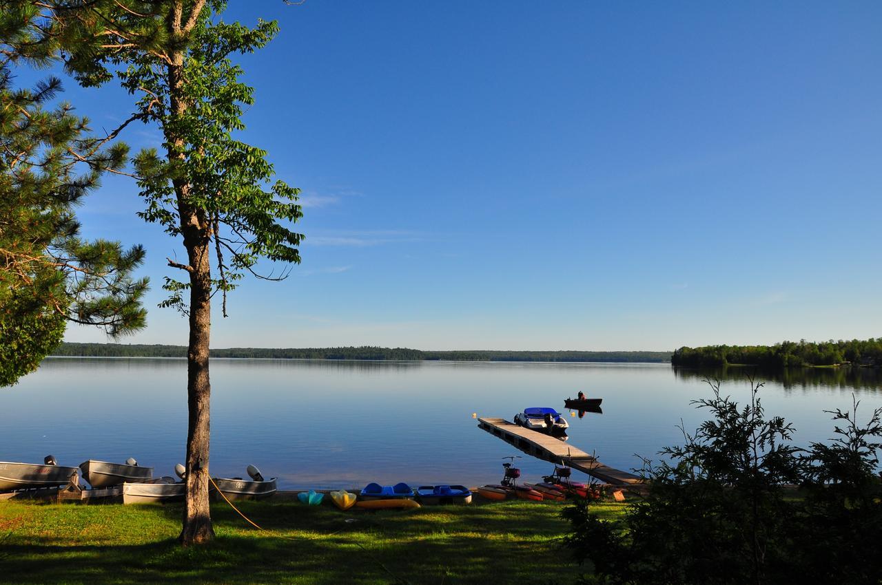 Okimot Lodge On Tomiko Lake Crystal Falls Экстерьер фото